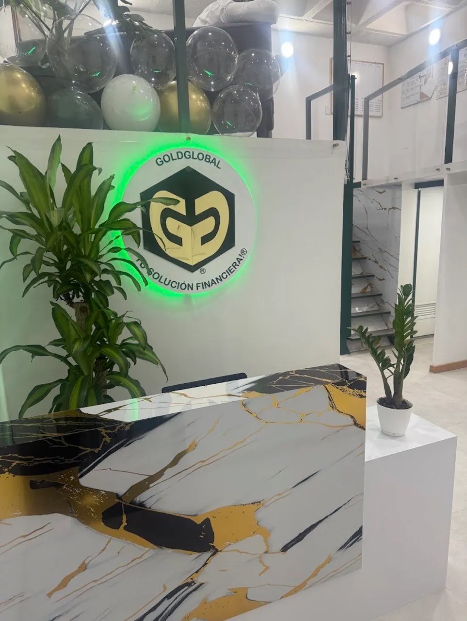 El logo de GoldGlobal en la oficina